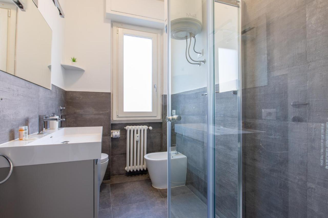 Italstay - Disciplini Apartment -10 Min Dal Duomo Milan Bagian luar foto