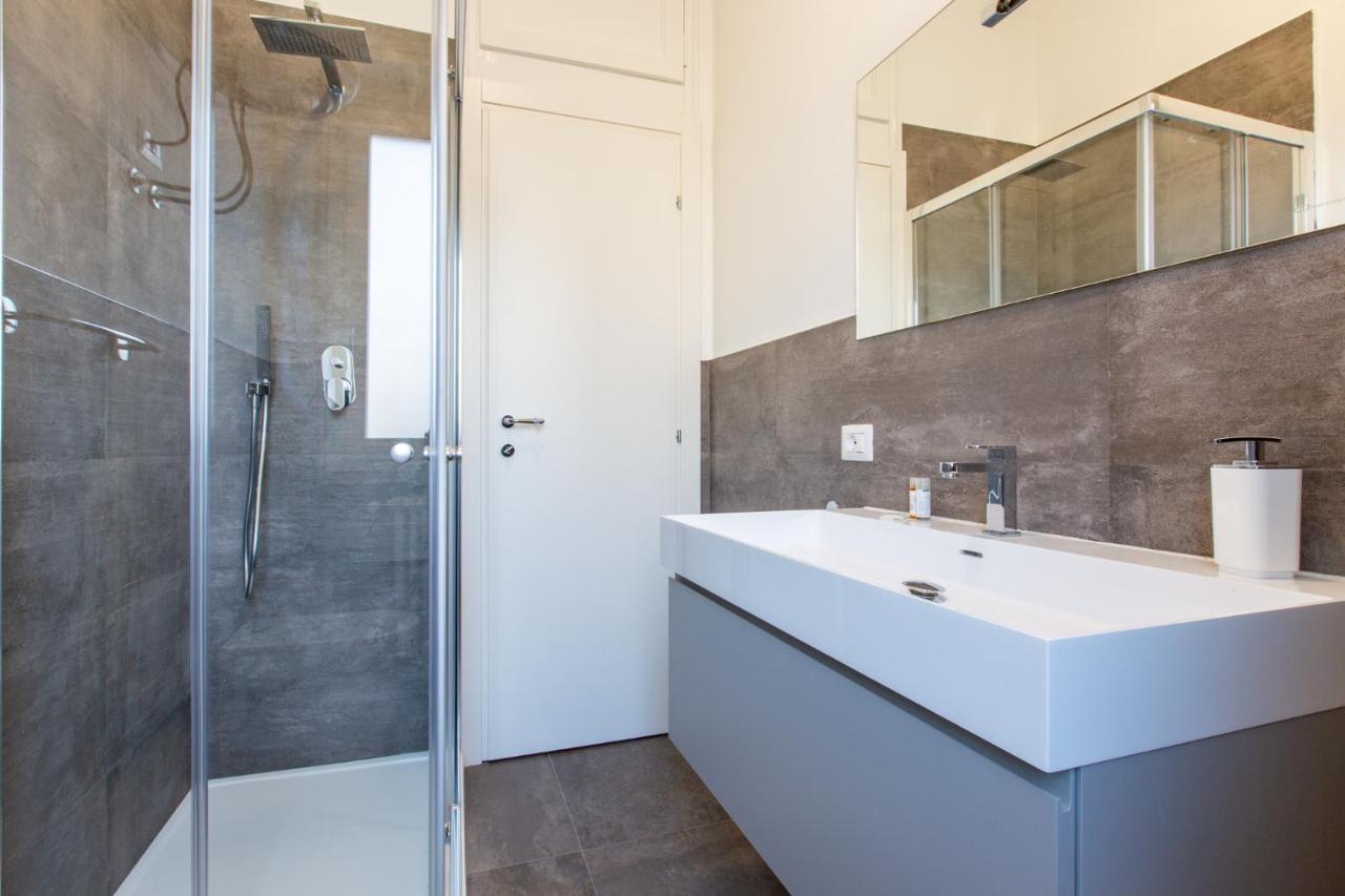 Italstay - Disciplini Apartment -10 Min Dal Duomo Milan Bagian luar foto