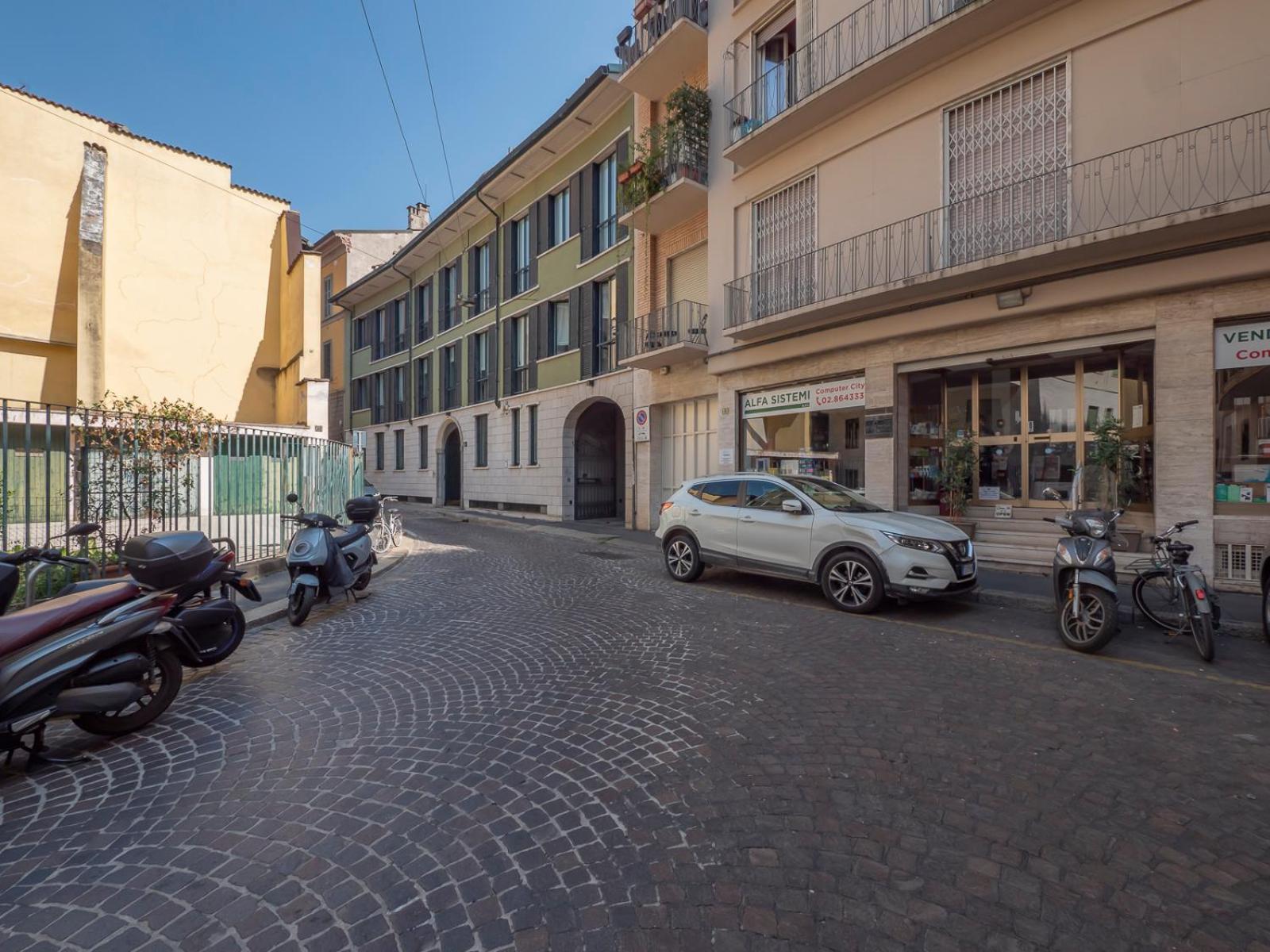 Italstay - Disciplini Apartment -10 Min Dal Duomo Milan Bagian luar foto